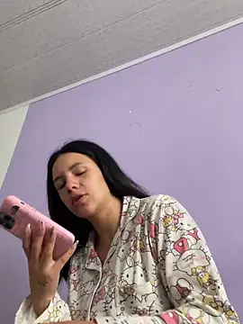 Snapshot of hannahb-e chatting on 5, 4, 2026 hannahb-e online show from 5, 4, 2026