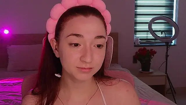 Snapshot of YasmineWest chatting on 7, 5, 2026 YasmineWest online show from 7, 5, 2026