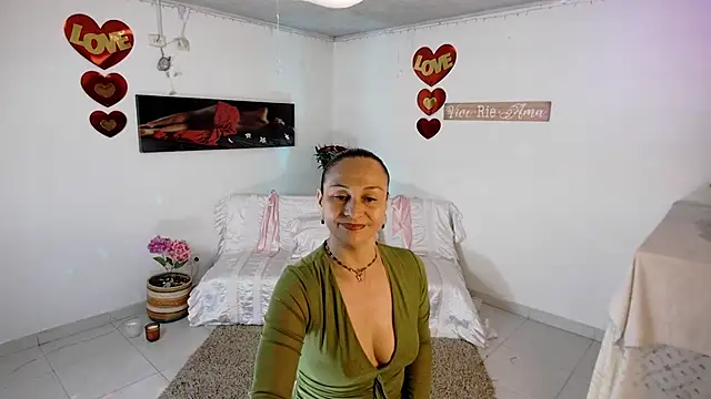 lollita 23  online show from 17, 4, 2026