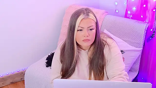 Snapshot of KikiBBW chatting on 14, 10, 2025 KikiBBW online show from 14, 10, 2025