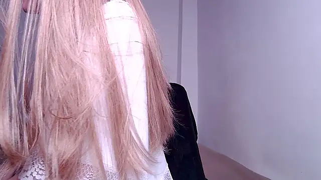 caarlywhitee online show from 19, 4, 2026