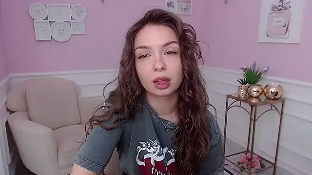 Snapshot of LucySkilar chatting on 2, 10, 2025 LucySkilar online show from 2, 10, 2025