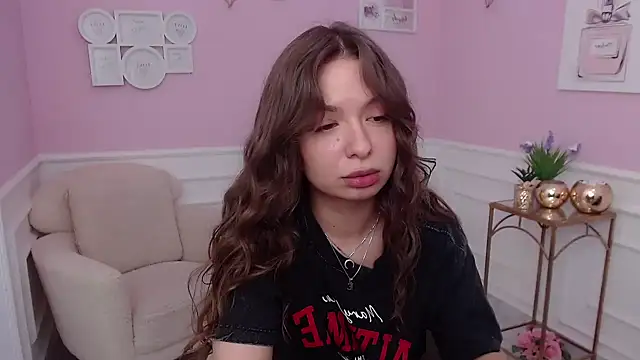 Snapshot of LucySkilar chatting on 6, 10, 2025 LucySkilar online show from 6, 10, 2025