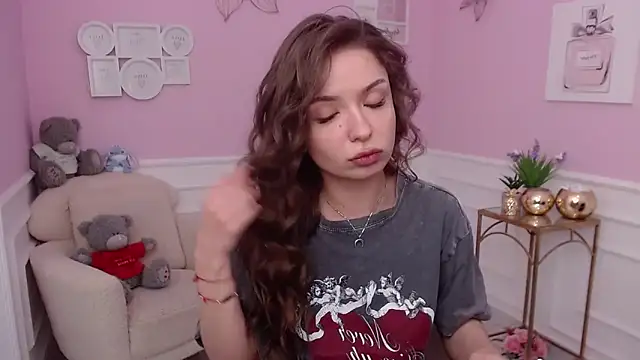 Snapshot of LucySkilar chatting on 17, 10, 2025 LucySkilar online show from 17, 10, 2025