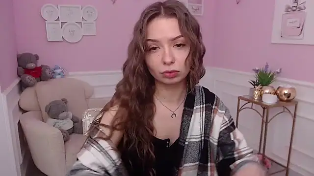 Snapshot of LucySkilar chatting on 1, 12, 2025 LucySkilar online show from 1, 12, 2025