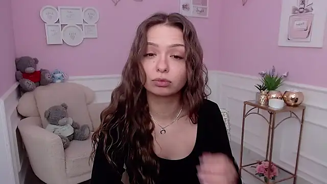 Snapshot of LucySkilar chatting on 2, 12, 2025 LucySkilar online show from 2, 12, 2025