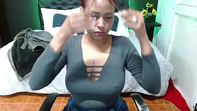 Snapshot of Dominik_girl chatting on 19, 2, 2025 Dominik girl online show from 19, 2, 2025