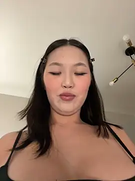 Snapshot of Aiko_Yumi chatting on 17, 10, 2025 Aiko Yumi online show from 17, 10, 2025