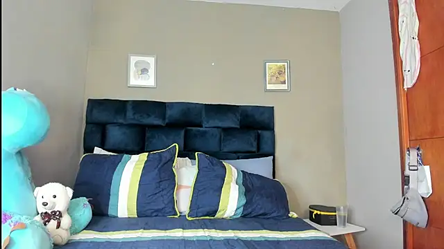 Snapshot of nathaliefox chatting on 19, 10, 2025 nathaliefox online show from 19, 10, 2025