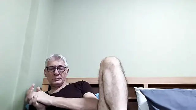Snapshot of BIGUNCUTHARDCOCK chatting on 18, 10, 2025 BIGUNCUTHARDCOCK online show from 18, 10, 2025