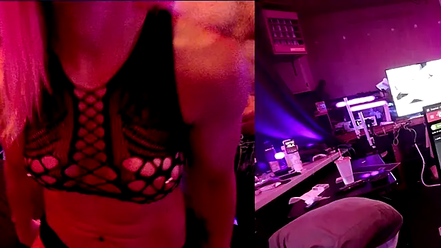 Snapshot of MadisonMarie chatting on 4, 1, 2025 MadisonMarie online show from 4, 1, 2025