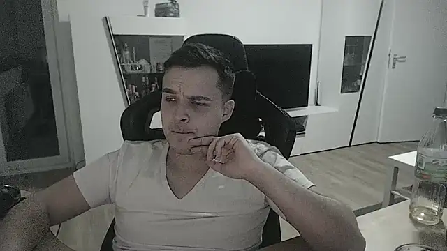 Snapshot of SharkLuigi chatting on 16, 1, 2025 SharkLuigi online show from 16, 1, 2025