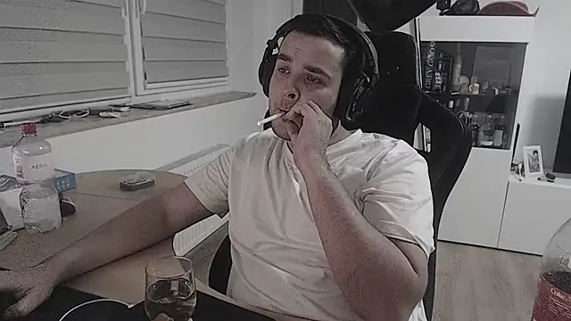 Snapshot of SharkLuigi chatting on 14, 9, 2025 SharkLuigi online show from 14, 9, 2025