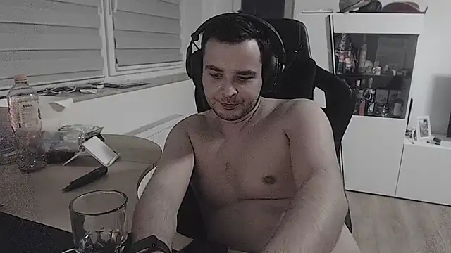 Snapshot of SharkLuigi chatting on 29, 9, 2025 SharkLuigi online show from 29, 9, 2025