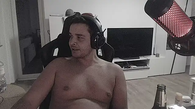 Snapshot of SharkLuigi chatting on 25, 10, 2025 SharkLuigi online show from 25, 10, 2025