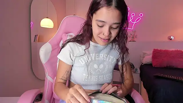 Snapshot of violeth_hill chatting on 5, 3, 2025 violeth hill online show from 5, 3, 2025
