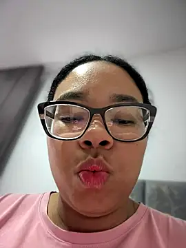 Snapshot of XMara chatting on 20, 10, 2025 XMara online show from 20, 10, 2025