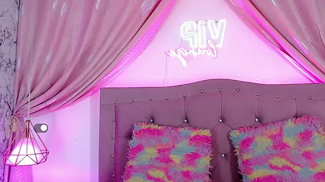 Snapshot of SexyJuliii21 chatting on 12, 12, 2024 SexyJuliii21 online show from 12, 12, 2024