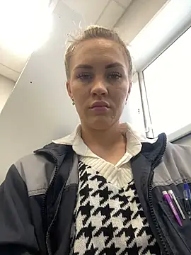 Snapshot of DreamGirl-777 chatting on 28, 2, 2025 DreamGirl-777 online show from 28, 2, 2025