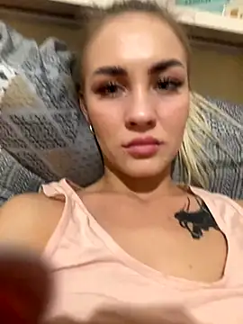 Snapshot of DreamGirl-777 chatting on 23, 10, 2025 DreamGirl-777 online show from 23, 10, 2025