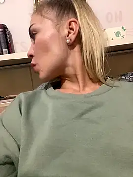 Snapshot of DreamGirl-777 chatting on 28, 10, 2025 DreamGirl-777 online show from 28, 10, 2025