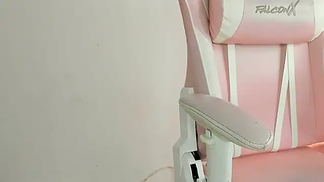 Snapshot of YenniferCurly chatting on 4, 1, 2025 YenniferCurly online show from 4, 1, 2025