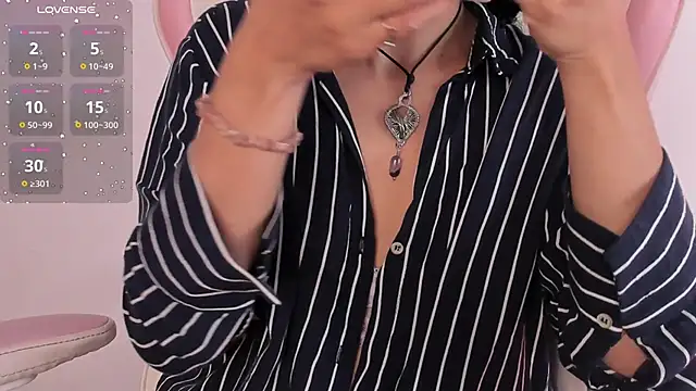 Snapshot of YenniferCurly chatting on 5, 1, 2025 YenniferCurly online show from 5, 1, 2025