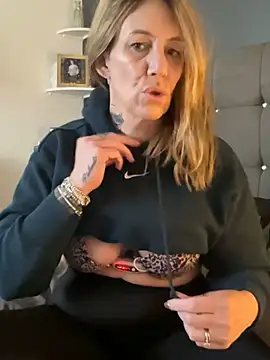 Snapshot of blondebitch2 chatting on 31, 1, 2025 blondebitch2 online show from 31, 1, 2025