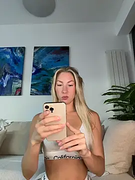 Snapshot of LuisaBecker chatting on 26, 10, 2025 LuisaBecker online show from 26, 10, 2025