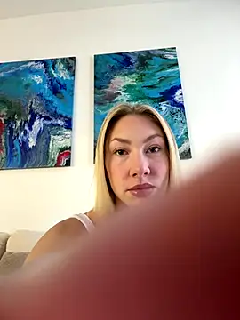 Snapshot of LuisaBecker chatting on 15, 11, 2025 LuisaBecker online show from 15, 11, 2025