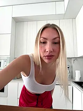 Snapshot of LuisaBecker chatting on 20, 12, 2025 LuisaBecker online show from 20, 12, 2025