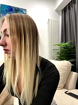 Snapshot of LuisaBecker chatting on 21, 12, 2025 LuisaBecker online show from 21, 12, 2025