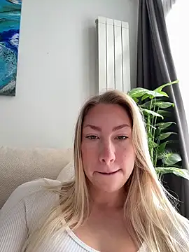 Snapshot of LuisaBecker chatting on 22, 12, 2025 LuisaBecker online show from 22, 12, 2025