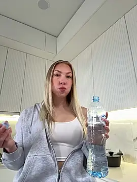 Snapshot of LuisaBecker chatting on 9, 1, 2026 LuisaBecker online show from 9, 1, 2026