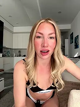 Snapshot of LuisaBecker chatting on 10, 1, 2026 LuisaBecker online show from 10, 1, 2026