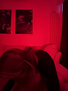 Snapshot of LuisaBecker chatting on 6, 4, 2026 LuisaBecker online show from 6, 4, 2026