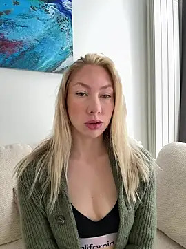 Snapshot of LuisaBecker chatting on 24, 4, 2026 LuisaBecker online show from 24, 4, 2026