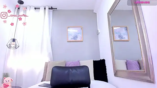  AlejaCruz  online show from 10, 4, 2026