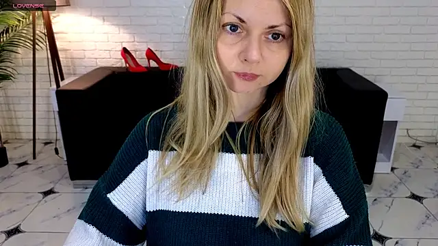 Snapshot of SmilingEmily_ chatting on 4, 3, 2025 SmilingEmily online show from 4, 3, 2025