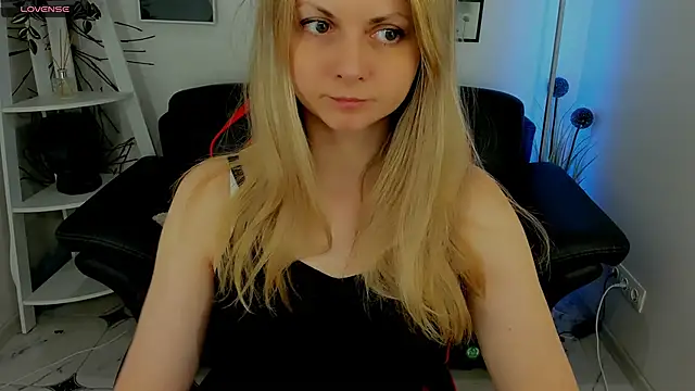 Snapshot of SmilingEmily_ chatting on 10, 3, 2025 SmilingEmily online show from 10, 3, 2025
