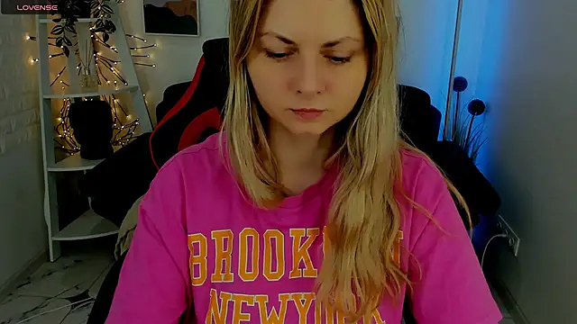 Snapshot of SmilingEmily_ chatting on 17, 3, 2025 SmilingEmily online show from 17, 3, 2025