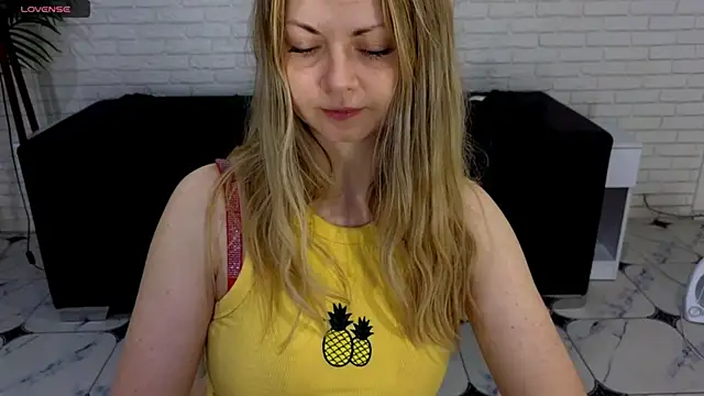Snapshot of SmilingEmily_ chatting on 18, 3, 2025 SmilingEmily online show from 18, 3, 2025