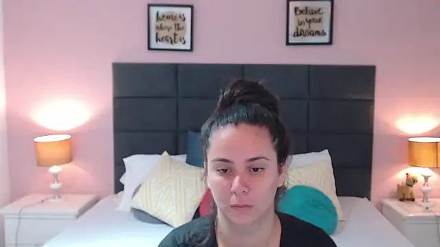 Snapshot of MadisonJenner chatting on 1, 2, 2025 MadisonJenner online show from 1, 2, 2025