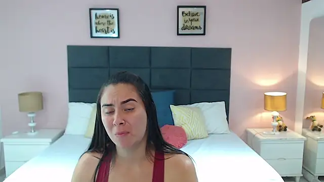 Snapshot of MadisonJenner chatting on 5, 3, 2025 MadisonJenner online show from 5, 3, 2025