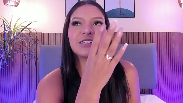 NicolleeEvanss online show from 17, 11, 2025