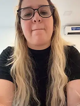 Snapshot of amooraaamoon chatting on 11, 3, 2025 amooraaamoon online show from 11, 3, 2025