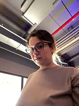 Snapshot of amooraaamoon chatting on 12, 9, 2025 amooraaamoon online show from 12, 9, 2025