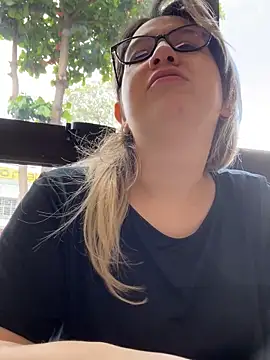 Snapshot of amooraaamoon chatting on 19, 9, 2025 amooraaamoon online show from 19, 9, 2025