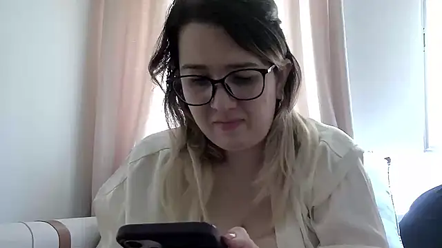 Snapshot of amooraaamoon chatting on 8, 10, 2025 amooraaamoon online show from 8, 10, 2025