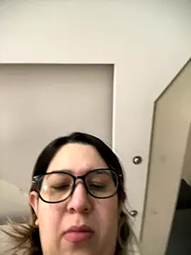 Snapshot of amooraaamoon chatting on 24, 10, 2025 amooraaamoon online show from 24, 10, 2025